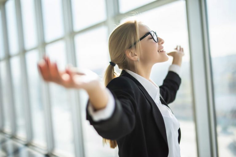 Femme pratiquant des techniques respiratoires