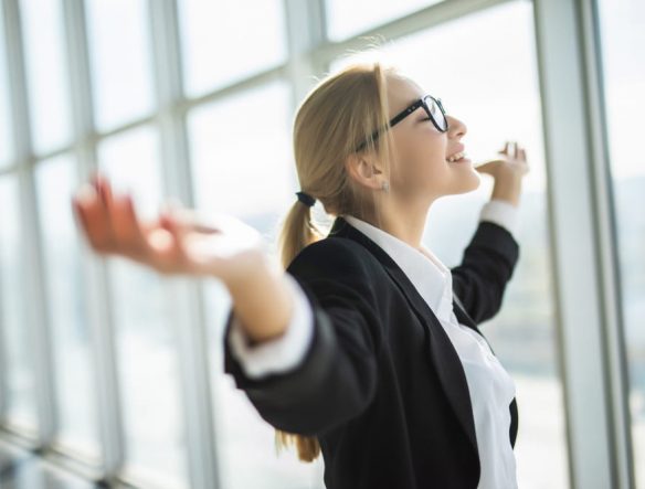 Femme pratiquant des techniques respiratoires